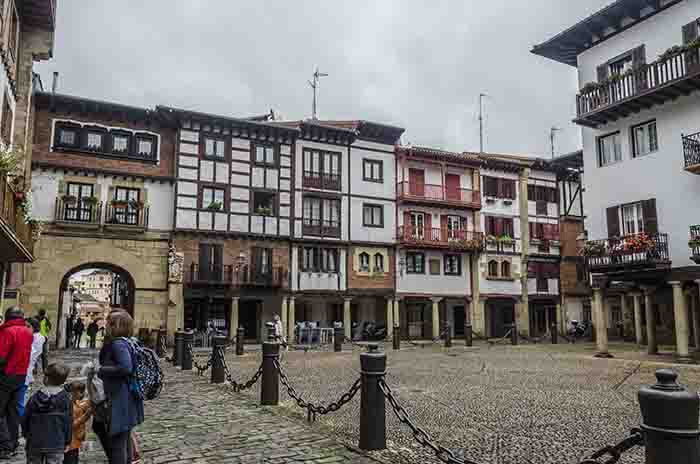 Guipúzcoa - Hondarribia 06 - plaza Gipuzkoa o De las Cadenas.jpg